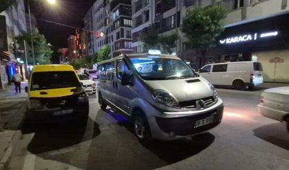 Eskişehir'de dolmuş sürücüsü ücretleri sayarken kaza yaptı!