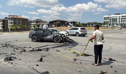Eskişehir’de korkutan kaza: Otomobil hurdaya döndü