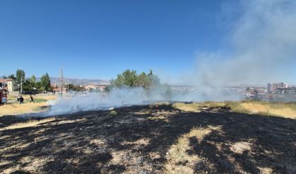 Eskişehir’de okul ve sağlık ocağı arasındaki otluk alanda yangın!