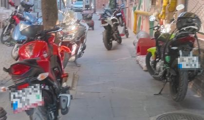 Eskişehir’de kaldırımlar motosikletlere kaldı: Yayalar yola indi