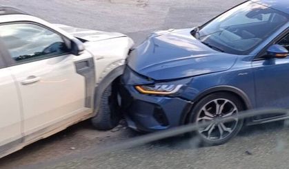 Eskişehir’de iki otomobilin çarpışma anı araç kamerasına yansıdı