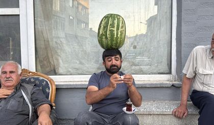 Kafasında karpuzla konsere geldi: Ünlü isimle fotoğraf çektirdi