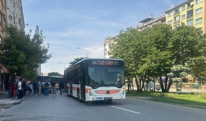 Eskişehir’de öğle trafiğini kilitleyen kaza!