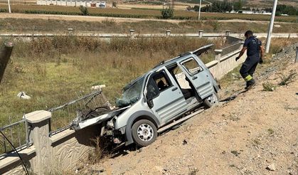Eskişehir'de yoldan çıkarak beton duvara çarptı! 1’i ağır 3 kişi yaralandı