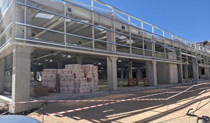 Eskişehir’de kapalı pazar yerinde çalışmalar hız kesmeden sürüyor