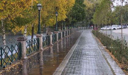 Meteoroloji uyarmıştı:  Sağanak yağış sokakları boş bıraktı!