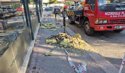 Eskişehir'de binadan kopan sıva parçaları dükkan tentesini parçaladı
