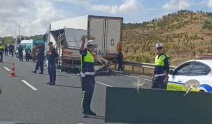 Sivrihisar’da tır ile kamyonet çarpıştı: 1 ölü, 1 yaralı