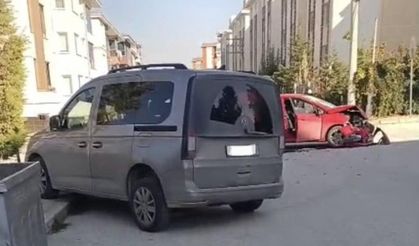 Eskişehir’deki kazanın şiddeti otomobili parçaladı!