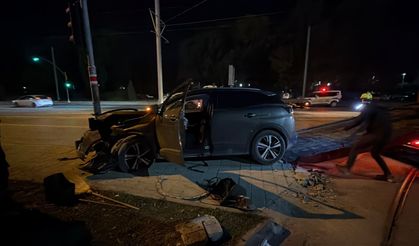 Eskişehir'de korkutan çarpışma: Tramvay direğine çarptı