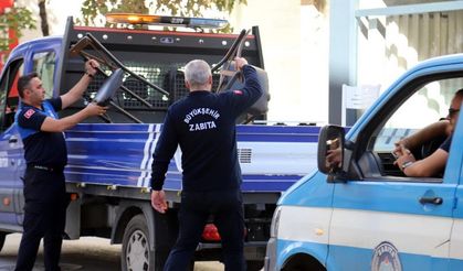 Eskişehir’de yayaların yolunu kapatan malzemelere el konuldu