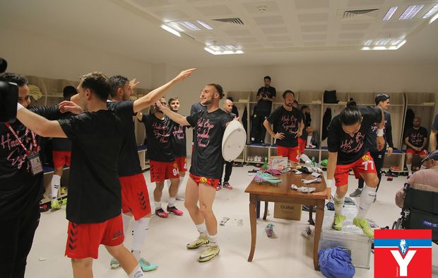 Eskişehirspor, şampiyonluğu soyunma odasında böyle kutladı