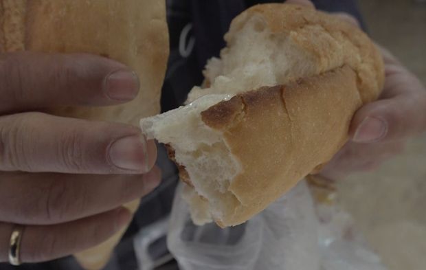 Eskişehir'de fırından aldığı ekmeğin içinden bakın ne çıktı