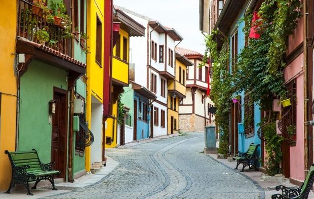 Trenle 2 saatte ulaşılan şehirdeki sürpriz: Sokakları sanat galerisi gibi…