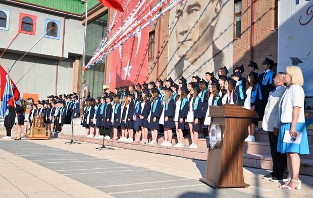 Özel Çağdaş Okulları'nda mezuniyet heyecanı!