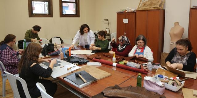 ESMEK’TE KURSİYERLER DERİDEN ÇANTA ÜRETİYOR