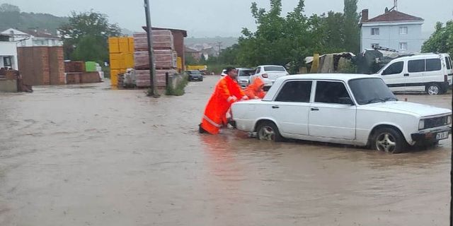 Bilecik'te sağanak yağış sonrası alt geçitte araç içinde mahsur kalan 6 kişi kurtarıldı