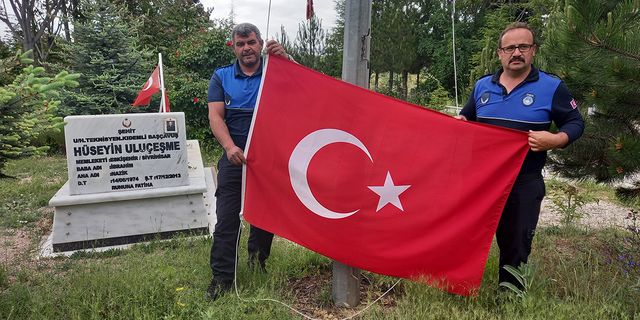 Günyüzü'nde şehit mezarlarının Türk bayrakları zabıtalara emanet