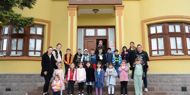 Minik öğrenciler Radyo Sergisi’ni ziyaret etti