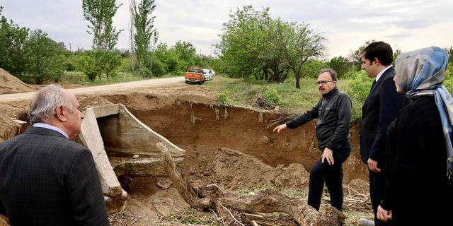 Vali Kızılkaya, selde hasar alan köyleri ziyaret etti