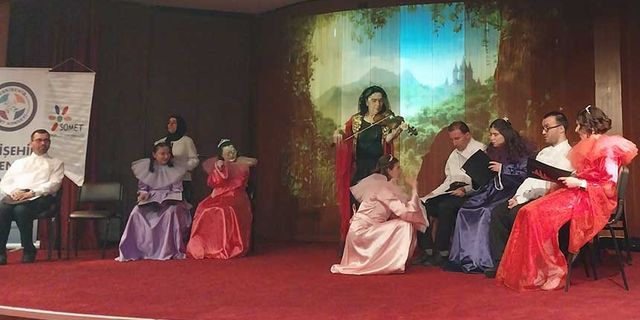 Eskişehir'de 'Bir Yaz Gecesi Rüyası' oyununu sahneledi