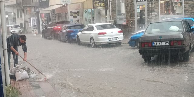 Kütahya’da şiddetli yağış hayatı felç etti