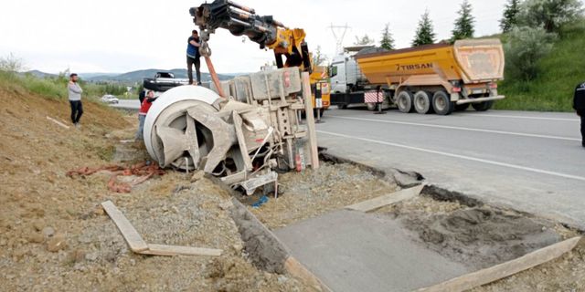 Bilecik'te beton mikserinin devrilmesi sonucu 1 kişi yaralandı