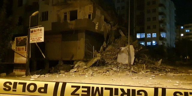 Depremlerde hasar görüp yıkımına başlanan 7 katlı bina çöktü