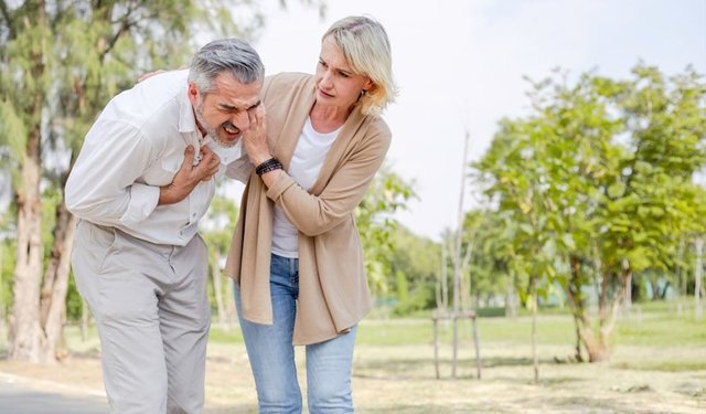 Göğüs ağrısını hafife almayın: Bu belirtiler habercisi olabilir!