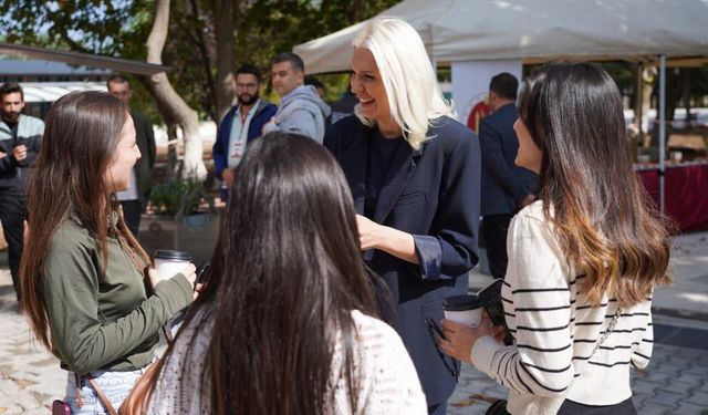 Yeni gelen üniversite öğrencilere ikramlarda bulundular
