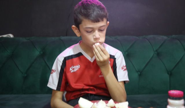 Onu görenler şaşkın: Sarımsakla yatıyor, sarımsakla kalkıyor!