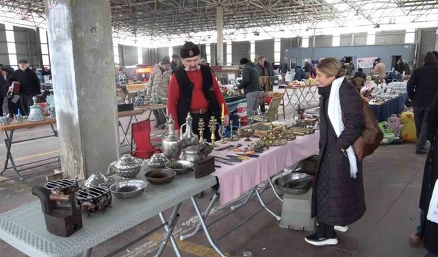 Antika pazarı vatandaşları geçmişe götürüyor