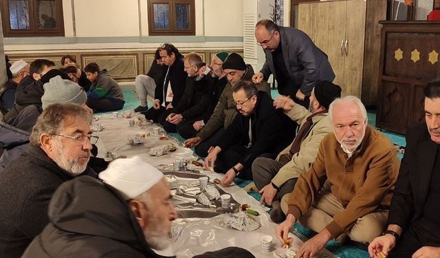 Filistinlilere destek amacıyla düzenlenen programda toplu iftar yapıldı