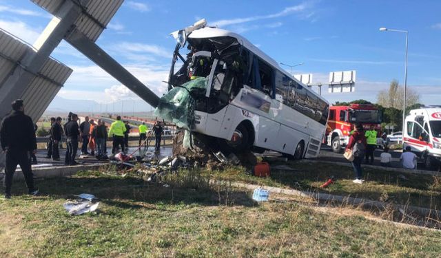 Tur otobüsünün karıştığı kazada facia yaşanıyordu