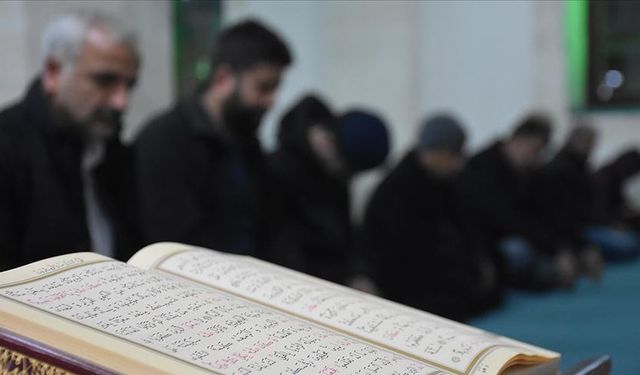 Mülk suresi Okunuşu -  Tebareke Suresi Türkçe Anlamı, Arapça Yazılışı, Fazileti ve Faydaları (Diyanet Meali & Dinle)