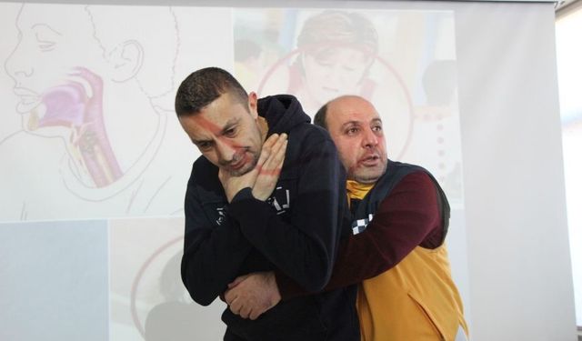 Nefes borusuna yabancı cisim kaçınca hangi yöntemlere başvurulur?  Heimlich manevrası nasıl yapılır?