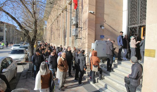 Eskişehir'de bozuk para krizi: Esnaf kuyruğa isyan etti!