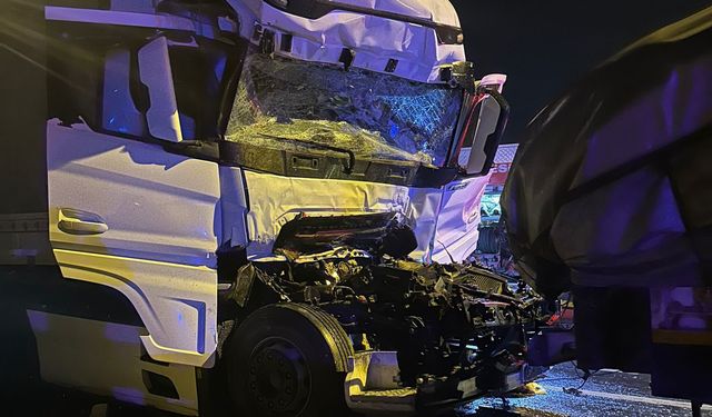 Konya'da feci kaza: 4 TIR birbirine girdi!