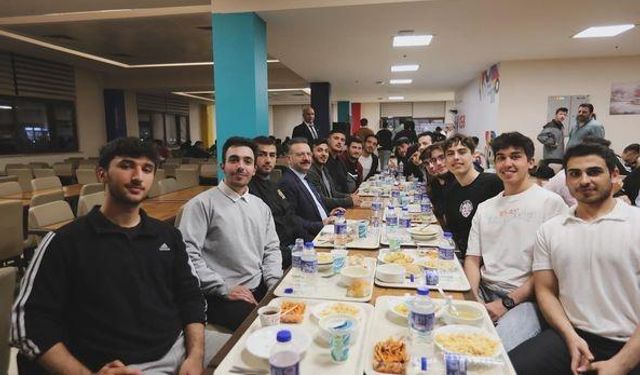 Vali Hüseyin Aksoy öğrencilerle iftar yemeğinde buluştu