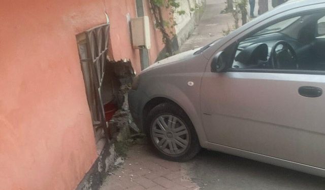 Eskişehir'deki kazada adete evin duvarına çakıldı!