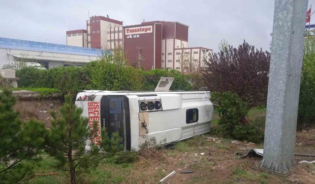 Eskişehir'in komşu ilinde minibüs fabrika bahçesine düştü!
