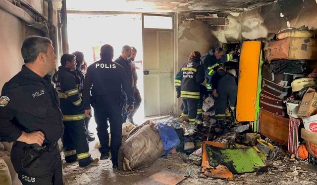 Garajda çıkan yangında dumandan etkilenen 2 kişi hastaneye kaldırıldı