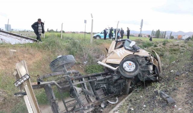 Afyon'da feci kaza: Tren kamyona çarptı!