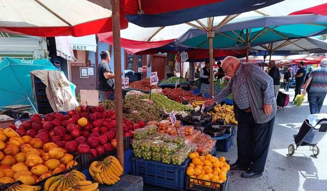 Eskişehir'de pazar tezgahları rengârenk süsledi