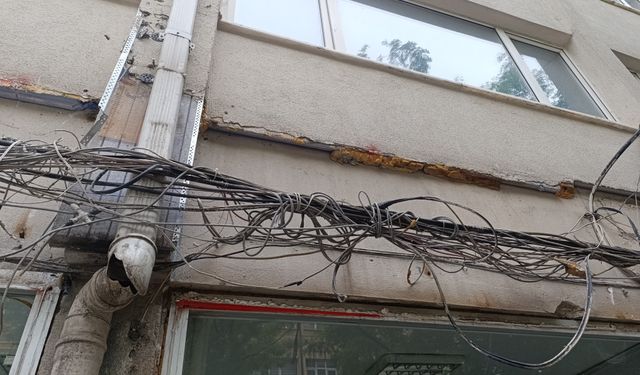 Eskişehir'deki elektrik kabloları tehlike saçtı!