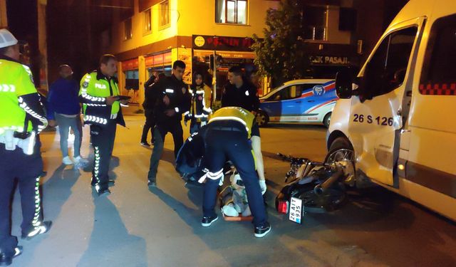 Eskişehir'de motosiklet ile servis çarpıştı!