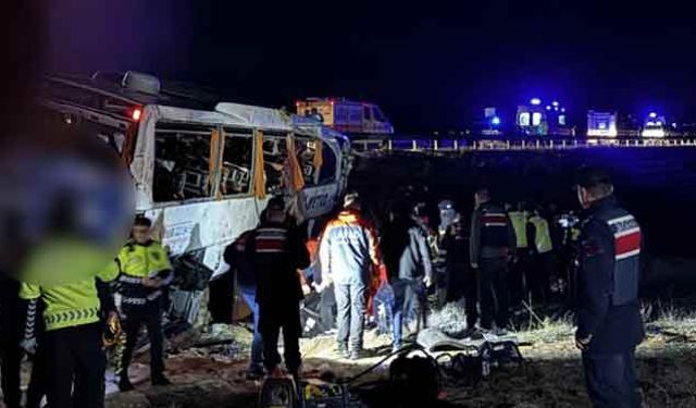 Yolcu otobüsü şarampole devrildi: 2 ölü, 40 yaralı!