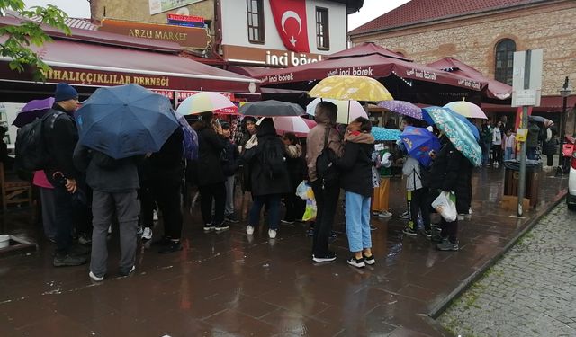 Yağmura rağmen Eskişehir'e turist akını