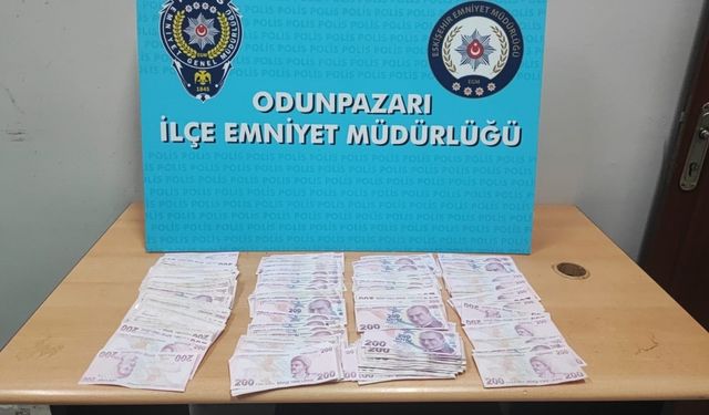Eskişehir'de hırsızlık yapan 2 kişi çaldıkları paralarla birlikte yakalandı