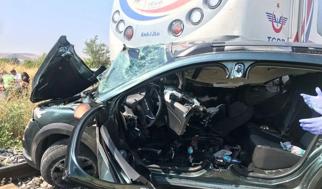 İzmir'de yolcu treni otomobile çarptı: 3 ölü!